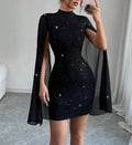 Vestido Feminino Elegante com Gola Redonda, Listrado, com Pérolas e Capa em Chiffon – Justo ao Corpo