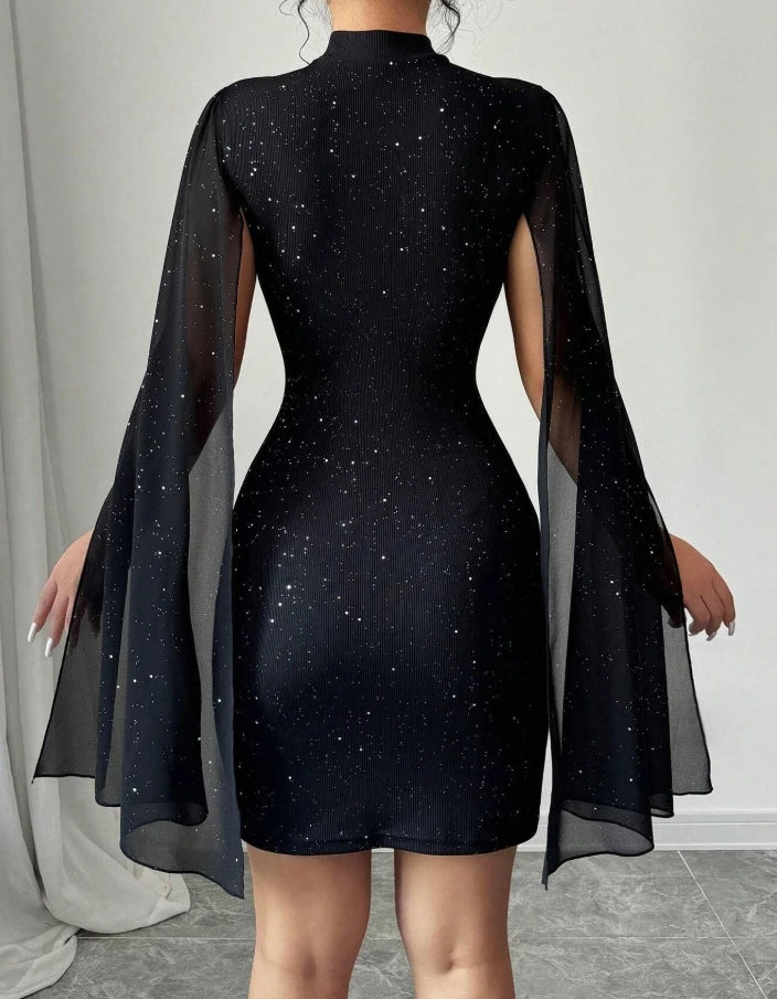 Vestido Feminino Elegante com Gola Redonda, Listrado, com Pérolas e Capa em Chiffon – Justo ao Corpo